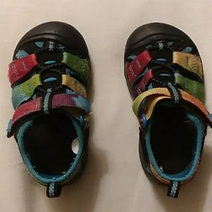 Sandel keen size 6 rainbow